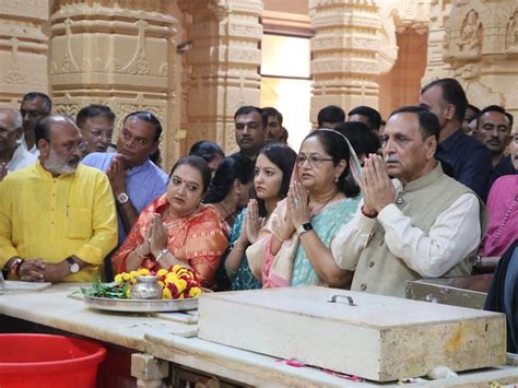The former chief minister, who came to bow the shish, said many ...