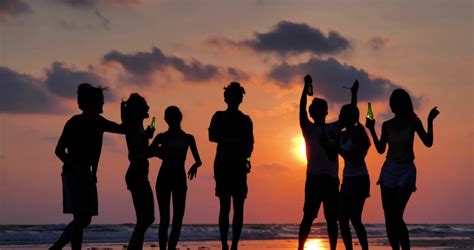 一群朋友在海滩上玩和喝酒的剪影。假期——iStock视频素材_ID:VCG42N1133743469-VCG.COM