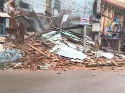 Old building collapses in Hyderabad, no casualties reported