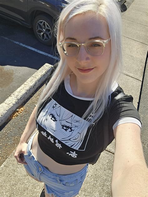 Are you OK with your pale girls being a little nerdy? : r/palebeauties