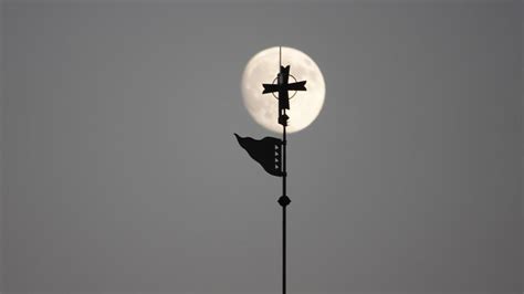 El lucimiento de la cruz de la luna