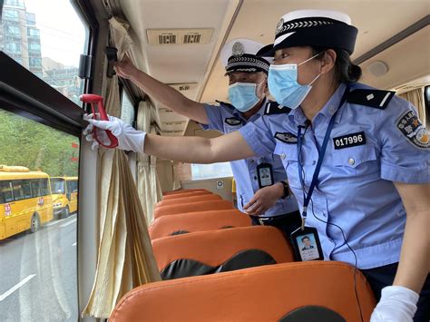 开学临近，8月25日上午，武汉江汉区交通大队民警对全区12辆校车进行了一次全面“体检”，全力保障师生安全。