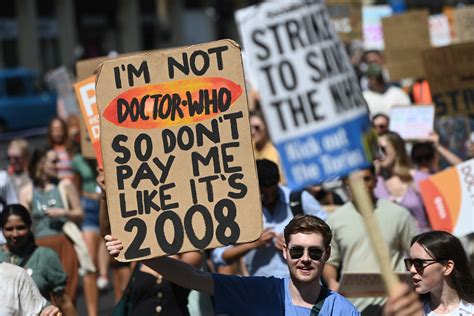 IMAGEM DO DIA: Membros da British Medical Association (BMA) marcham ...