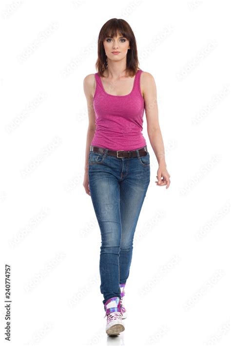 People Walking towards Camera 的图像结果