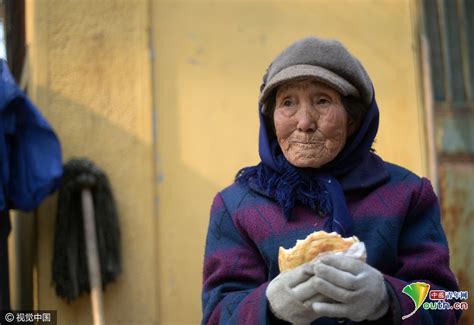 88岁老人为减轻儿女负担 往返30公里进城卖野菜[2]- 中国日报网