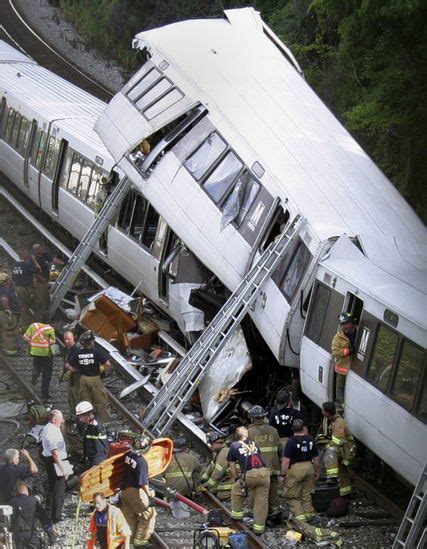 德国发生列车追尾相撞事故