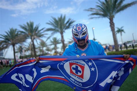 Seguidores de Cruz Azul fueron denunciados por actos racistas sobre ...
