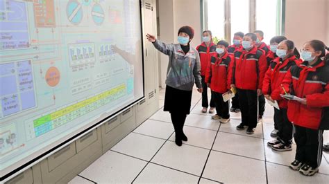 湘潭国中水务有限公司邀请湘潭环保协会和湘潭一中学生参观自来水厂