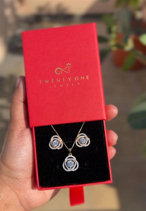 The 18k Gold Finish Intertwined Cluster Fauzia Solitaire Pendant Set ...