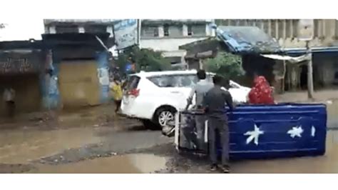 UP potholes woes: Official convoy ignores e-rickshaw turning upside ...