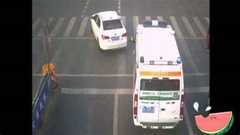 监控拍下的画面，小车司机闯红灯为救护车让道，交警：点赞不处罚_救护车_小车_画面