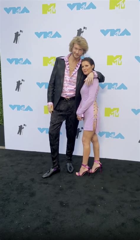 Yung Gravy, 26, & Addison Rae’s Mom, 42, Cuddle Up During Red Carpet ...