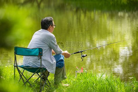在河边钓鱼的男中年男性背影高清图片下载-正版图片501765810-摄图网