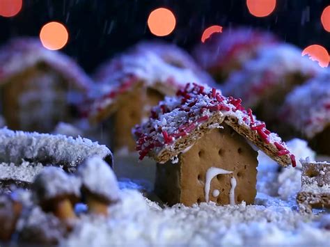 How to Make Gingerbread Houses Using Graham Crackers