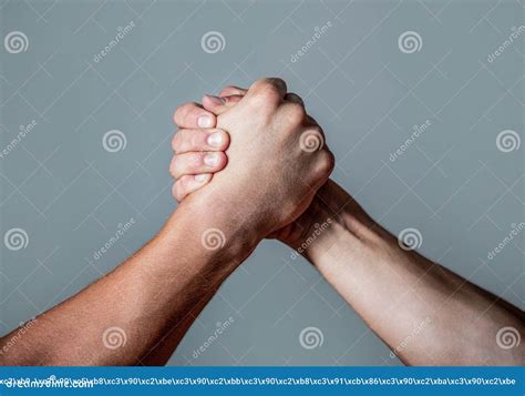 Back Arm Handshake 的图像结果