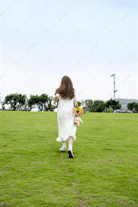 穿白裙子的可爱小女孩高清图片下载-正版图片322087556-摄图网