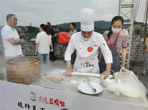 你喜欢的建德豆腐包要有大动作啦！今年培育500个豆腐包师傅，开出73家门店