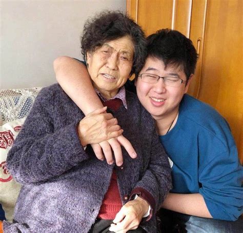 倪萍罕见晒儿子和母亲的合照，回忆20年前带儿子看病的艰辛经历_微博