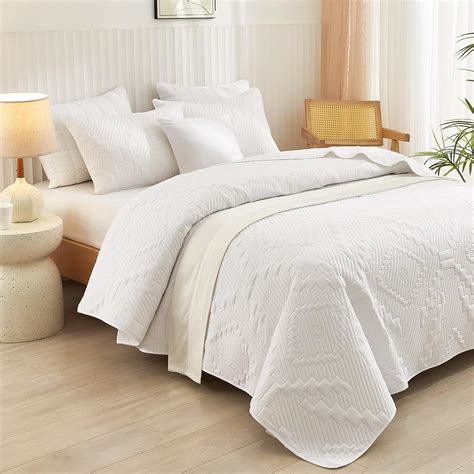 Amazon.com: HiSnug White Quilt King Size, Ultrasonic Oversized King ...
