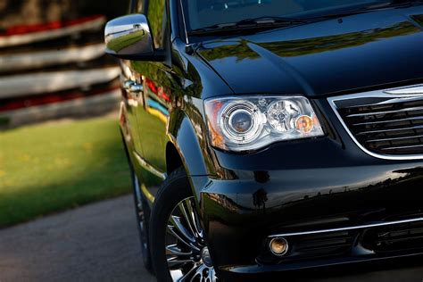 CHRYSLER Town & Country Specs, Performance & Photos - 2007, 2008, 2009, 2010, 2011, 2012, 2013 ...