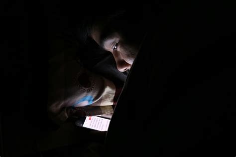 躺床上玩手机的危害是什么 视力下降的真正原因_伊秀健康|yxlady.com