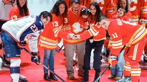 Flames honor Johnny Gaudreau, welcome family back to Calgary - ESPN