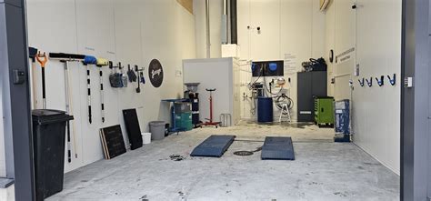 Vuokraa tee-se-itse-halli Lahdessa – Oma tila autonhuoltoon ja korjauksiin lähelläsi