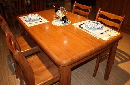 十人餐桌的尺寸大小与摆放位置