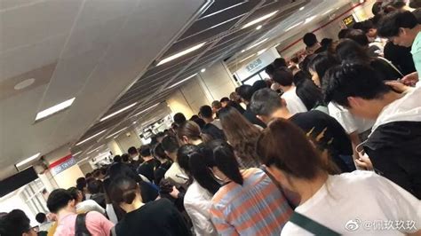上海地铁1号线又瘫了…今天的雨都是魔都上班族的泪啊！ - 侬好上海 - 新民网