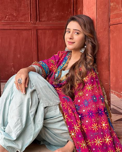 Beautiful Hiba Nawab HD Wallpaper | Photos | Images | Picpile.in
