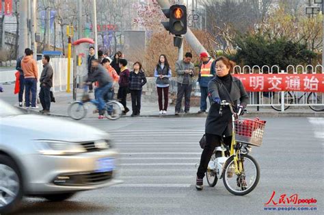 中国式过马路 硬实力和国人习惯的持久战_汽车_中国网