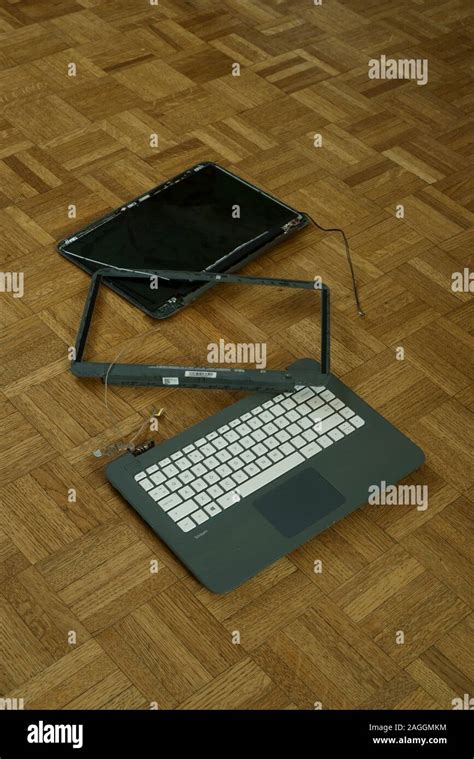 Broken Computer Monitor Floor 的图像结果
