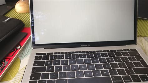 Anyone had this weird screen issue with 2017 MacBook Pro? What should I ...