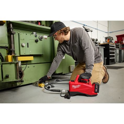 M18™ Brushless Single Acting 60in3 10,000PSI Hydraulic Pump | Milwaukee Tool