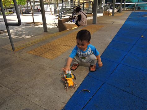 Robot Box with Legs 的图像结果