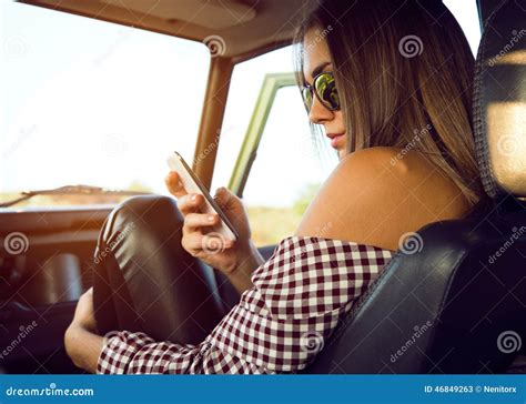 Forme a Menina Bonita Que Usa Seu Telefone Celular No Carro Imagem de Stock - Imagem de carro ...