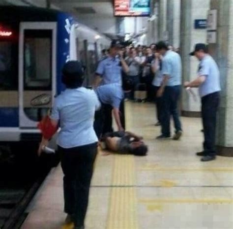 北京地铁站一男子跳轨自杀 血染现场令人唏嘘(图)-搜狐大连