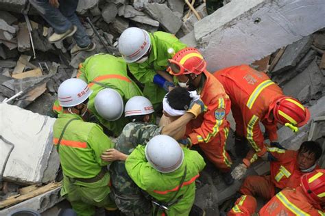 图文：上海救援队救出被困124小时幸存者_新闻中心_新浪网