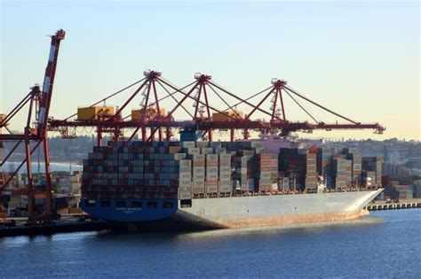 Fremantle Port welcomes first of two giant container ships - VesselFinder