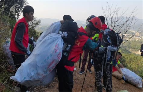 河口镇党员志愿者开展徒步登山捡垃圾环保活动_腾讯新闻