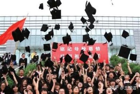 毕业生在北京工作，晒出“月薪”引发热议，揭露“精致者”的现状