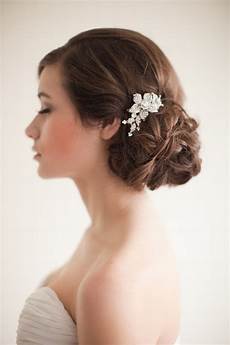 Side Hair Style Bun With Wedding Hat by Best 25 Bridal Side Bun Ideas On Side Hairdo Side Hair Style Bun With Wedding Hat