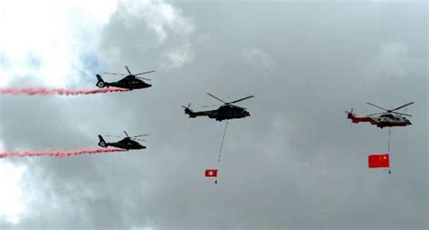 图文：直升机携带国旗和区旗飞过维多利亚港上空_新闻中心_新浪网