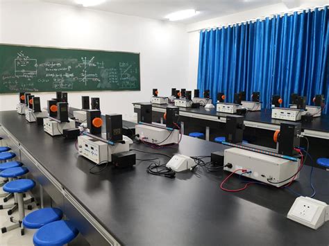 光电工程系实验室一角-电气与电子工程学院