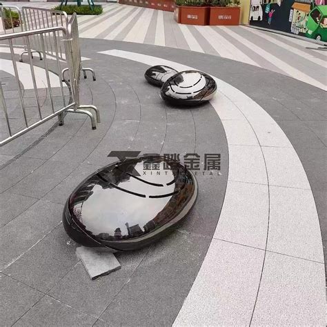 镜面不锈钢鹅卵石雕塑 – 北京博仟雕塑公司
