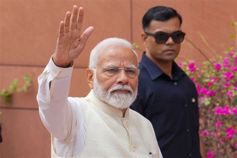 तीसरी पारी, चेहरे पर मुस्कान भारी! आखिर संसद में इतना मुस्कुरा क्यों ...