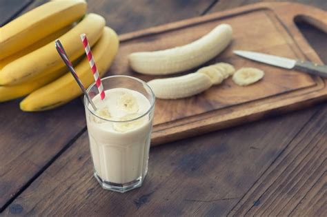 बनाना शेक के फायदे, नुकसान और बनाने की विधि - Banana Shake Ke Fayde Aur ...