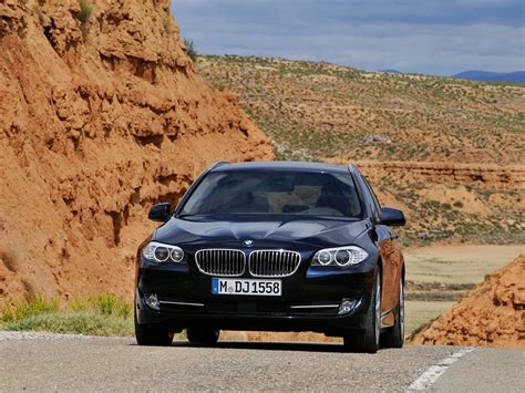 Car Pictures: BMW 5-Series Touring - 2011