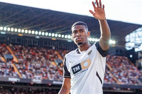 El Valencia presenta la oferta de renovación prometida a Mosquera