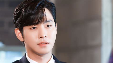 Ahn Hyo Seop uimește cu look-ul său de CEO în drama „A Business ...
